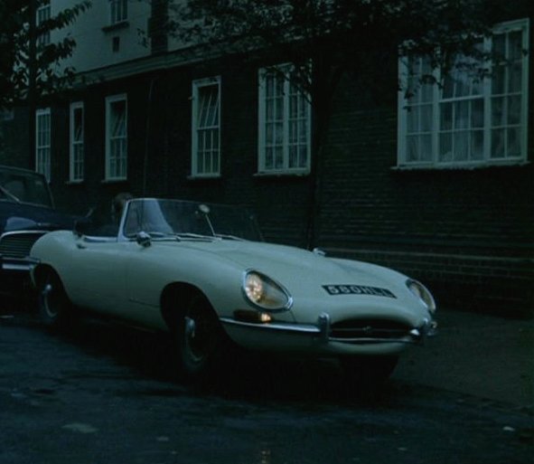 1961_Jaguar_E-Type_Open_Two_Seater_Series_I_in_the_champions_1968_epi_26.jpg
